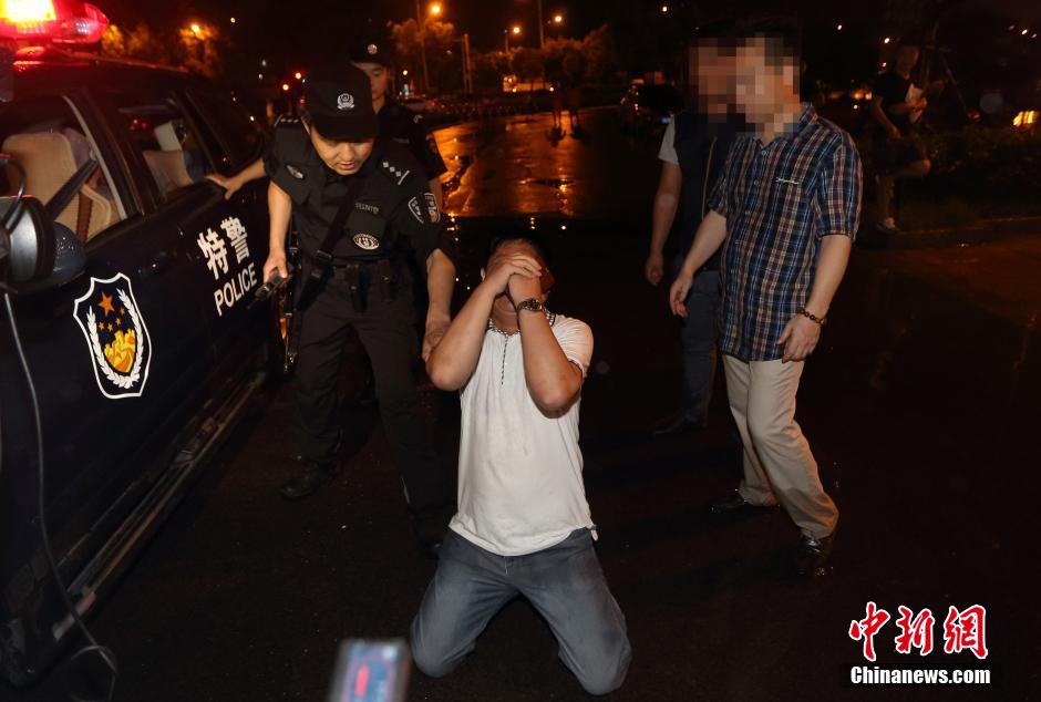 7月24日晚,南京警方将查获的酒后驾驶车辆的男子控制后,该男子的同伴跪地求情。
