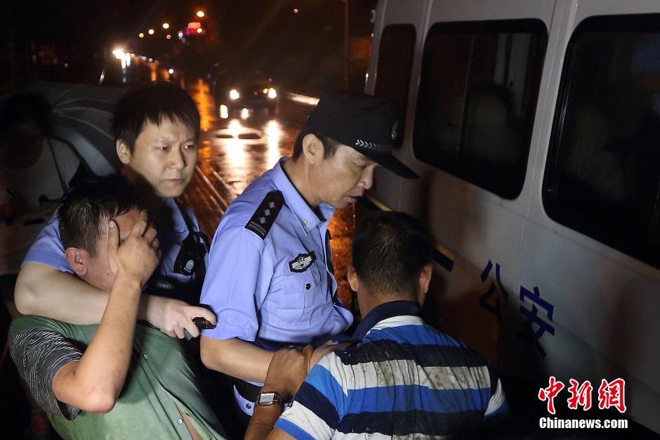 7月24日晚,南京警方将查获的酒后驾驶车辆的男子控制,该男子涉嫌酒后驾车、肇事逃逸。