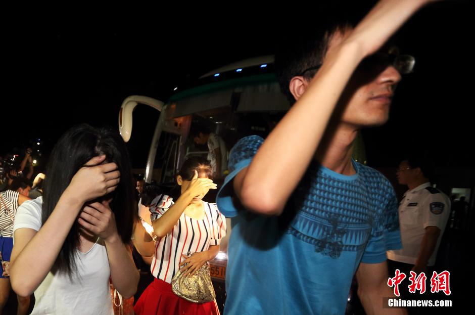 7月24日晚,南京警方将抓获的以福建、江西、河南、湖北、黑龙江等多个外省市的涉及传销人员集中带回。