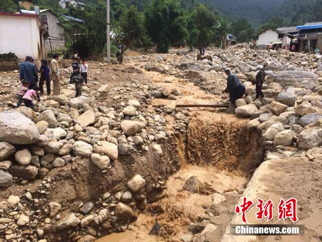 7月28日,云南省保山市隆阳区瓦房乡喜坪村上坪小组发生山洪灾害,造成3户人家9人被冲走。