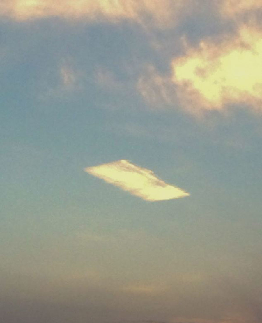 英国德文郡埃克塞特市的一位市民意外看到了一块像毯子一样的云