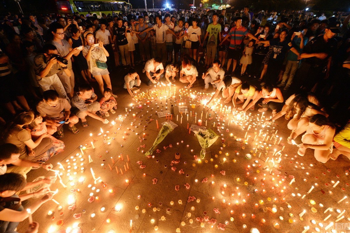 昆山市民为爆炸事故中的伤亡者祈福
