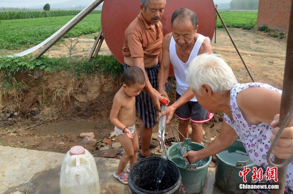 逾1200位村民只能依靠当地水利部门新打的一口深80米的机井取水饮用。