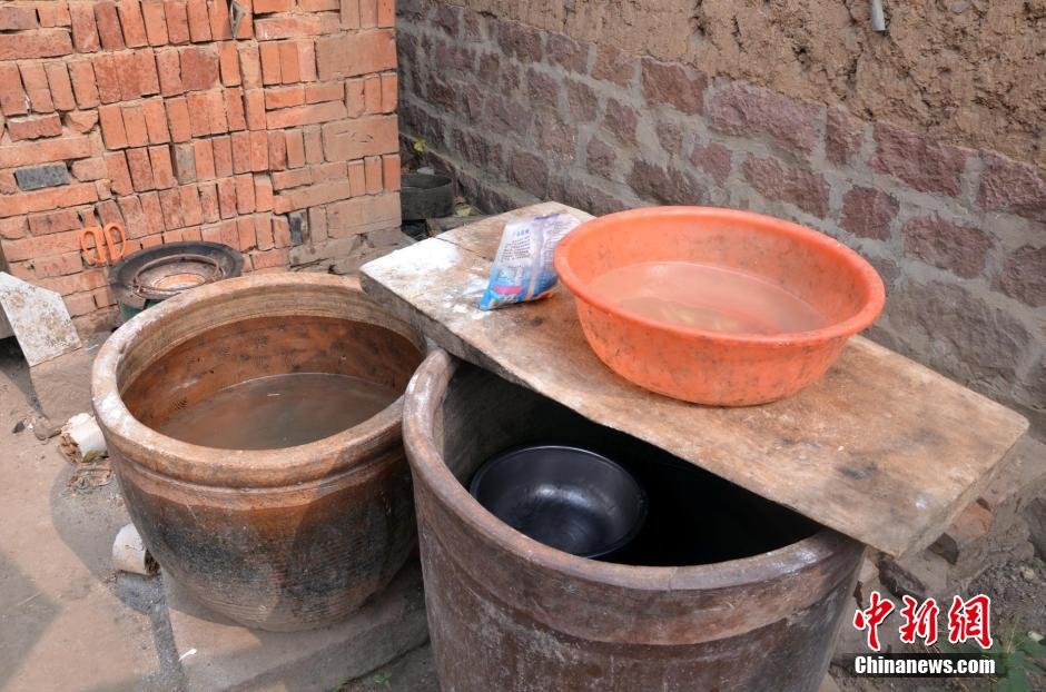 每天排队取水，废水循环使用已成为该村老少的生活习惯。