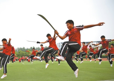 7月1日学员乘坐20多辆大巴奔赴南京适应场地和排练节目,每天武术基本功训练必不可少。