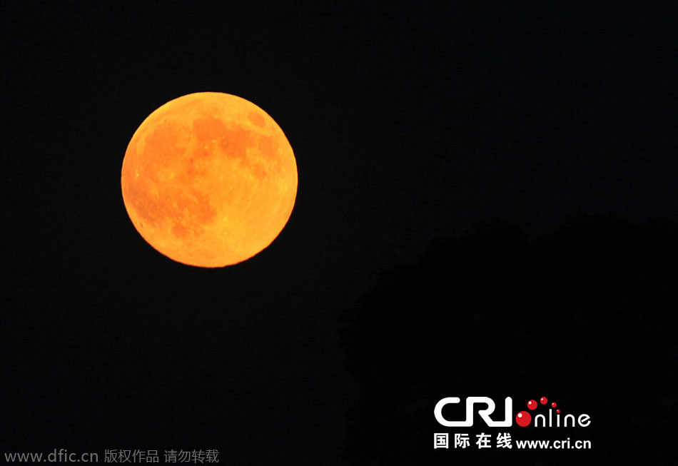 8月10日晚，一轮金灿灿的大月亮在辽宁省大连市东方升起。图片来源：刘德斌/东方IC