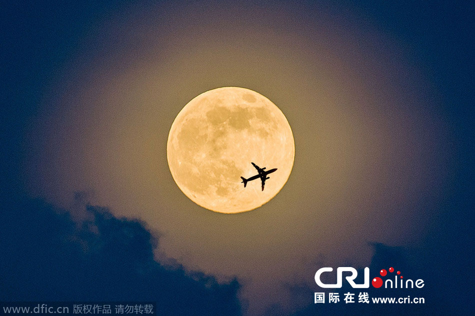 8月10日，19点15分，深圳上空的超级月亮。图片来源：邓飞/东方IC