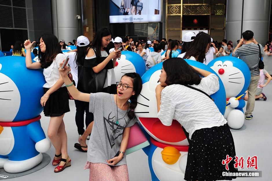 图为成都民众与哆啦A梦合影留念。