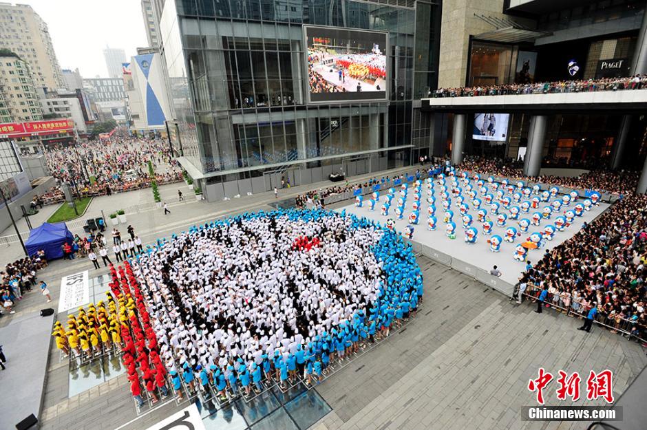 图为来自全国各地的1293名粉丝共同完成史上最大的哆啦A梦拼图。