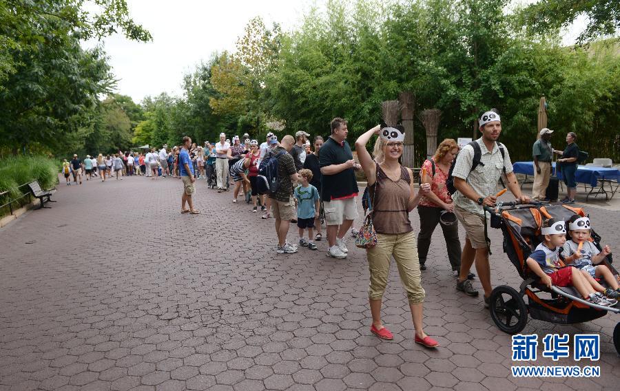 8月23日,在美国华盛顿的国家动物园,人们排队参加大熊猫“宝宝”的庆生活动。
