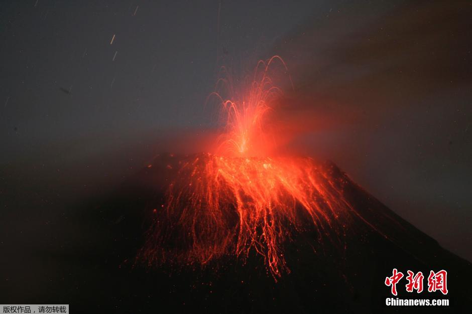 当地时间8月24日，厄瓜多尔通古拉瓦火山喷发，熔岩喷出宛如末世。