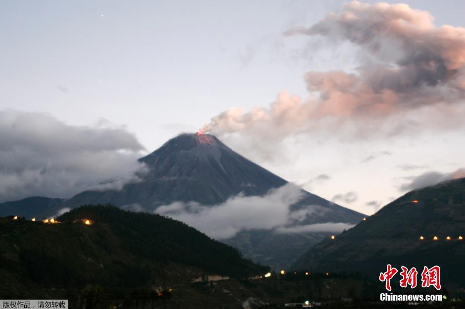 当地时间8月24日，厄瓜多尔通古拉瓦火山喷发，熔岩喷出宛如末世。