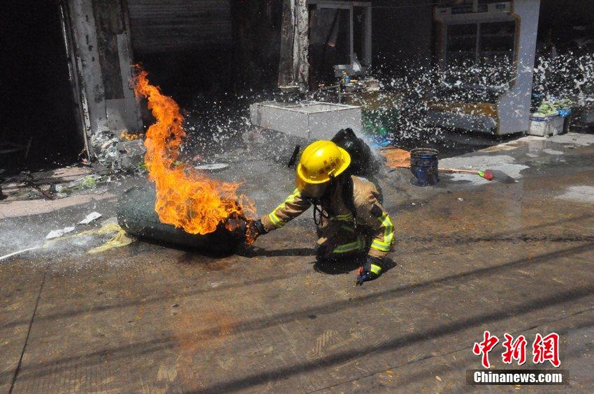 浙江温州饭摊起火 消防员抢“定时炸弹”