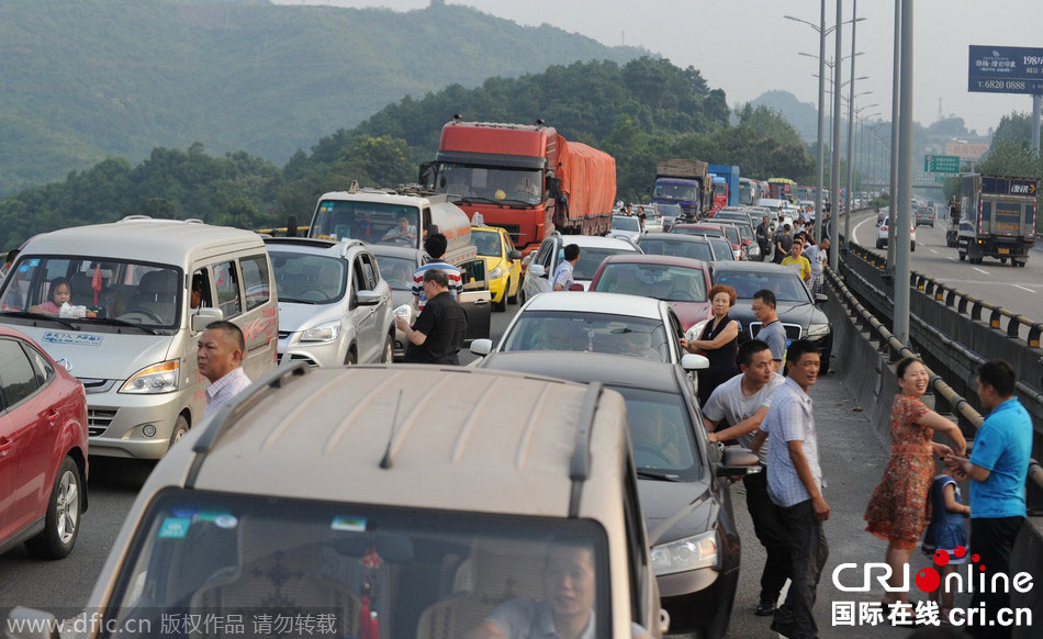 中秋假期又见高速路拥堵 乘客纷纷下车休息