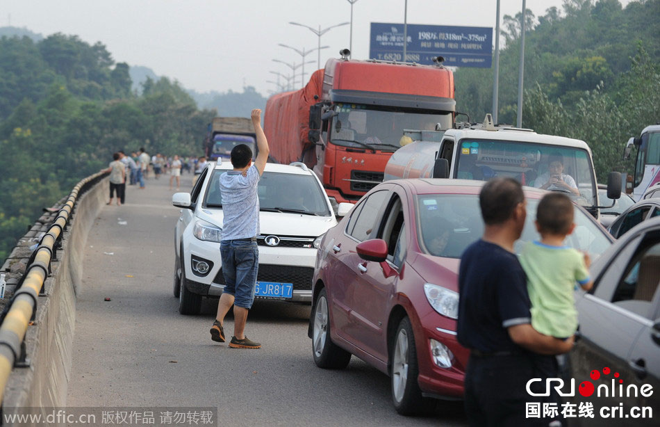 中秋假期又见高速路拥堵 乘客纷纷下车休息