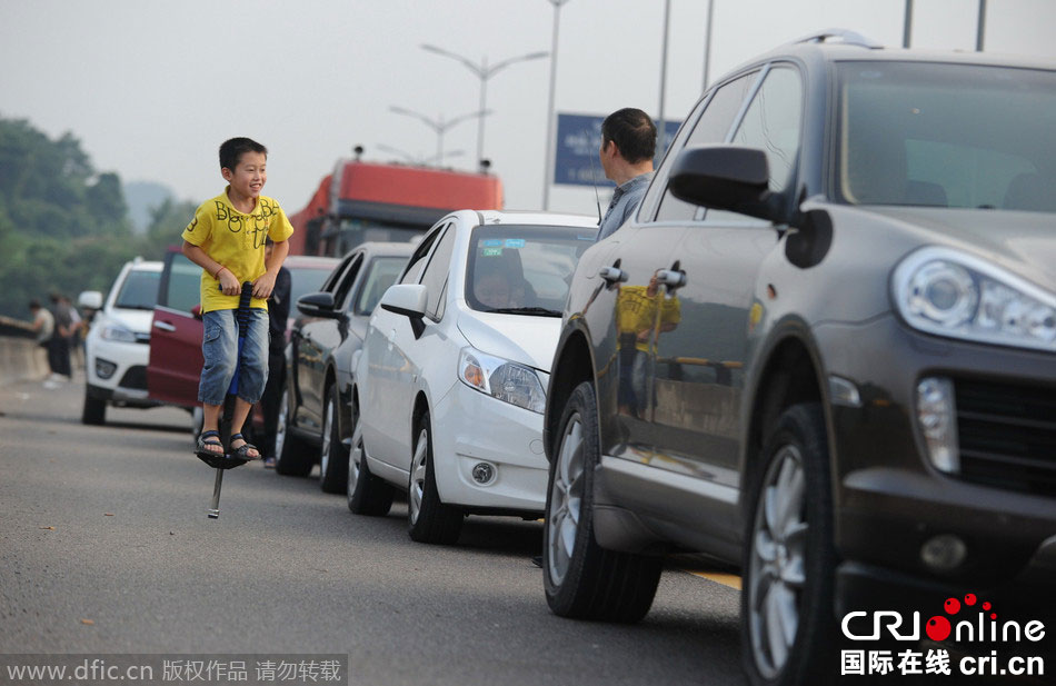 中秋假期又见高速路拥堵 乘客纷纷下车休息