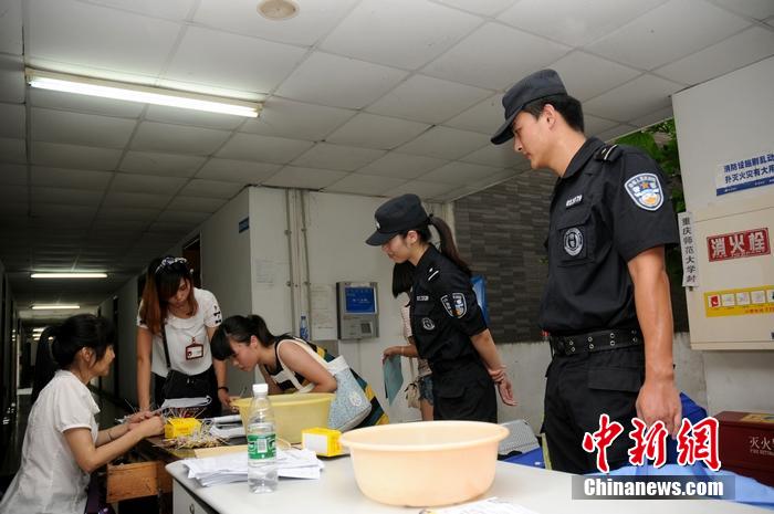 大学新生入学季 特警当“护花使者”