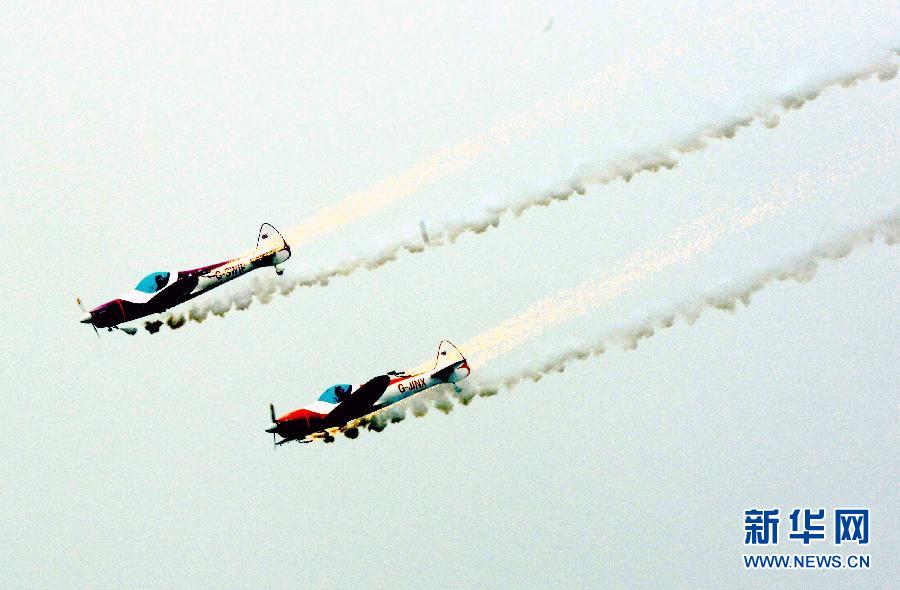 9月13日，特技队员在进行空中飞行表演。