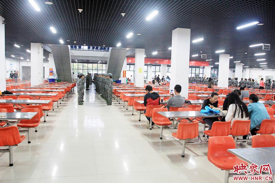 河南大学新生食堂内避雨军训