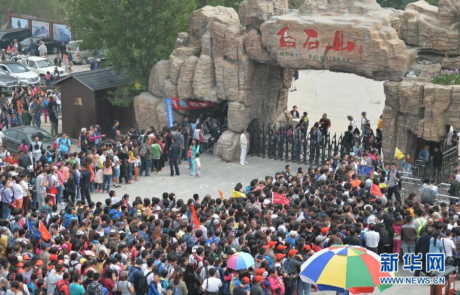  9月21日，大批游客在河北涞源白石山景区入口处排队等候进入。