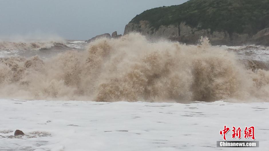 台风“凤凰”登陆浙江 狂风掀起巨浪