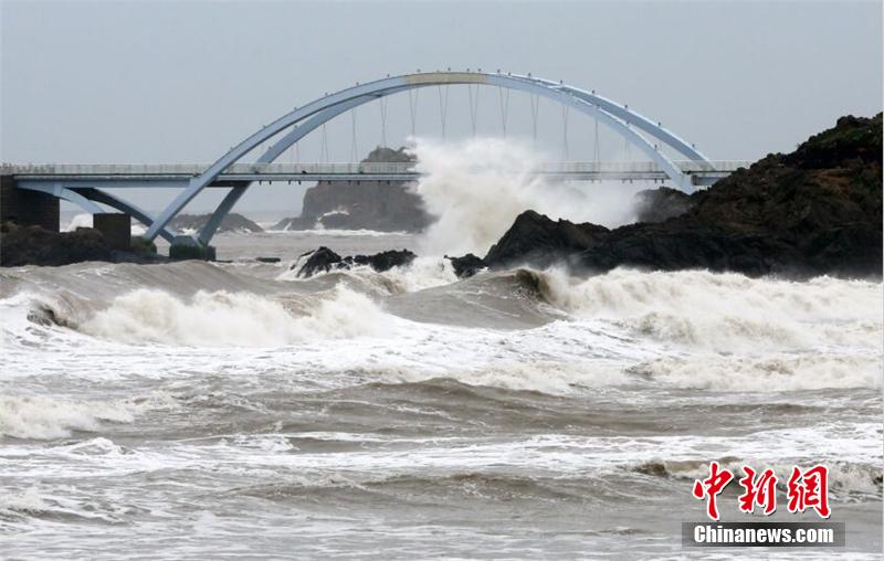 台风“凤凰”登陆浙江 狂风掀起巨浪