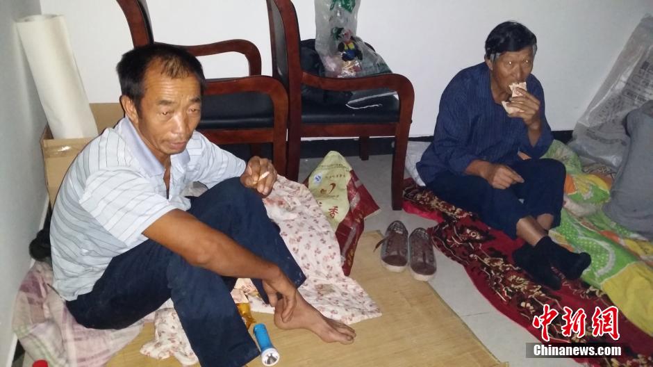 9月22日晚，在象山高塘岛乡的乌岩头村的农民安置点里，70多名外来务工人员正在休息。