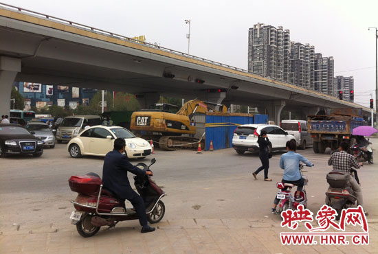 此次塌陷位于郑州市西三环与中原路交叉口东侧路西，对交通影响明显。