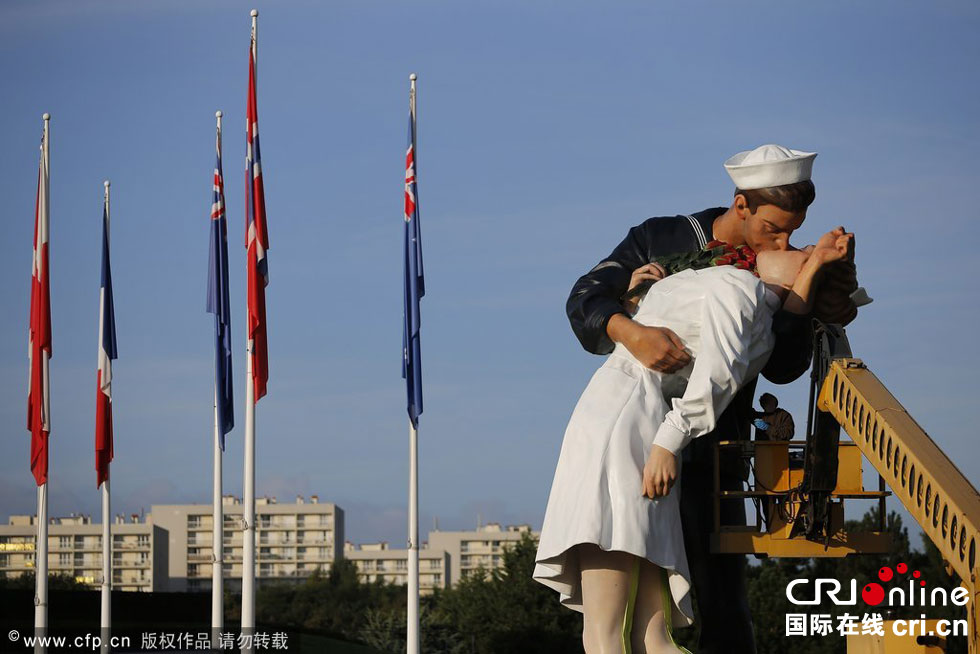 法国街头布置“胜利之吻”雕塑 纪念二战胜利
