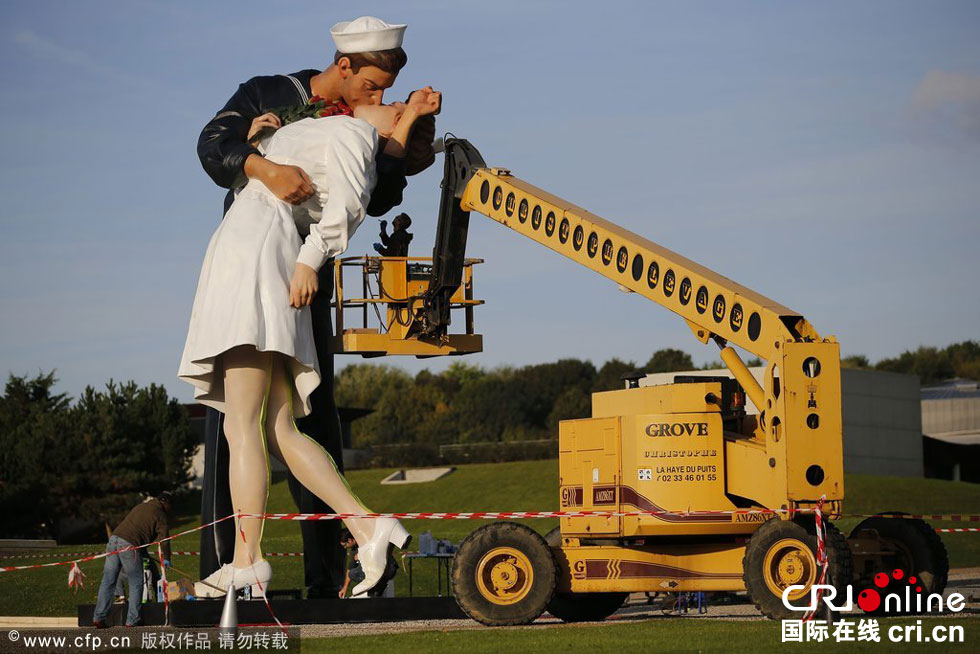 法国街头布置“胜利之吻”雕塑 纪念二战胜利
