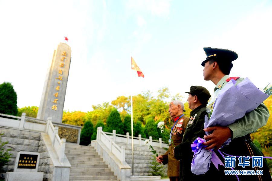 9月29日，在辽宁丹东抗美援朝烈士陵园，来自全国各地的革命老战士及家属向抗美援朝烈士纪念碑献花。