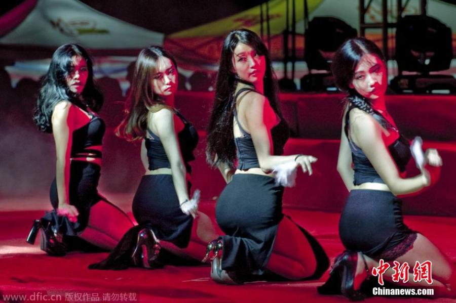 武汉一高校迎新晚会现性感艳舞 被称尺度过大