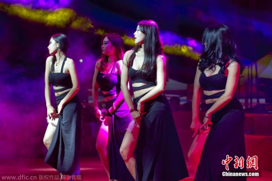 武汉一高校迎新晚会现性感艳舞 被称尺度过大