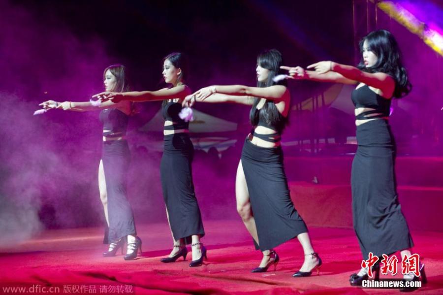 武汉一高校迎新晚会现性感艳舞 被称尺度过大