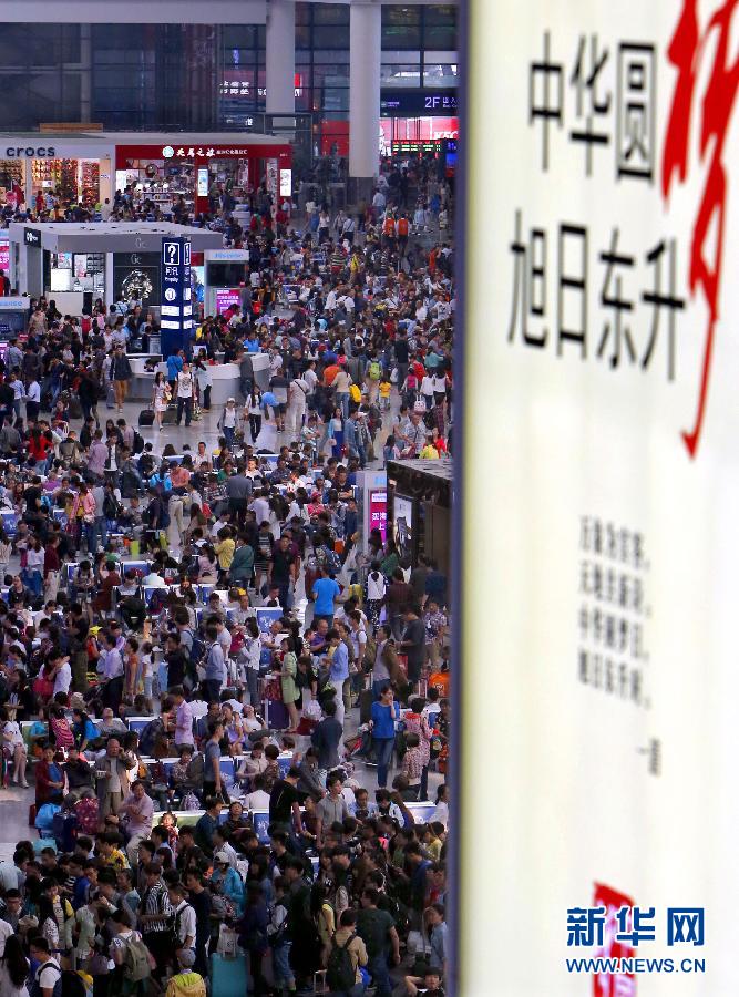 10月6日，旅客在上海虹桥火车站候车大厅等候进站。