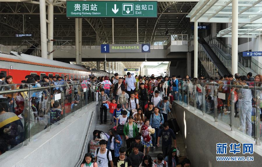 10月6日，抵达贵阳火车站的旅客准备出站。