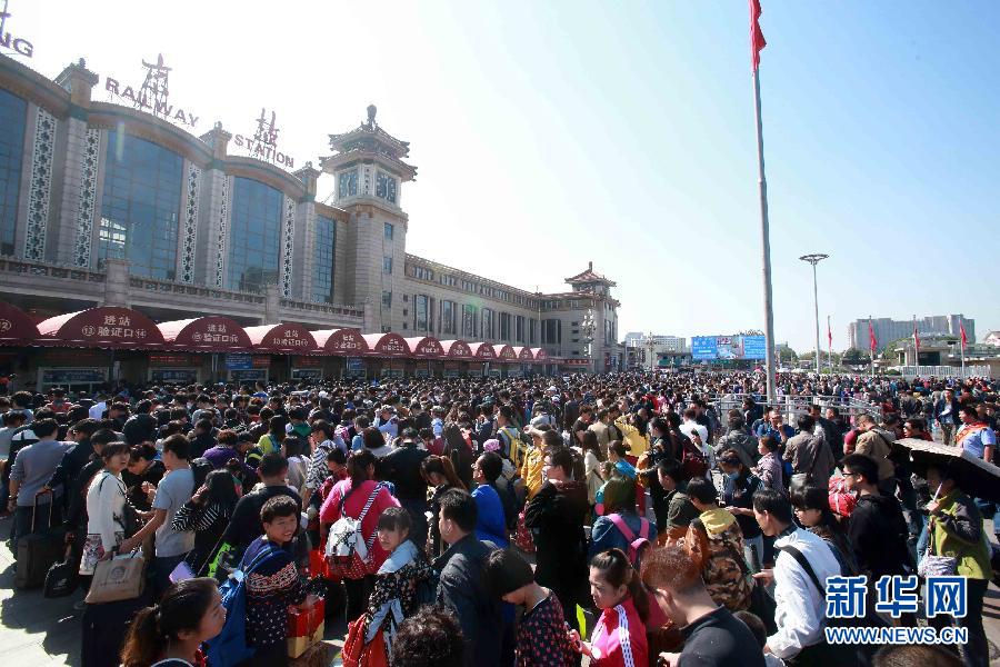  10月6日，在北京火车站，人们排队进站。