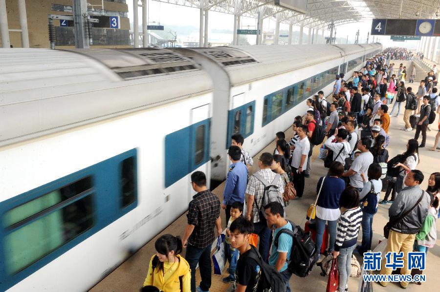 10月6日，在安徽铜陵火车站，大批旅客在站台上等候乘车。