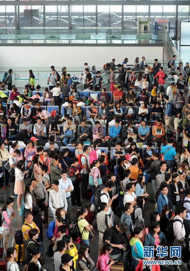 10月6日，旅客在苏州火车站候车大厅等候乘车。