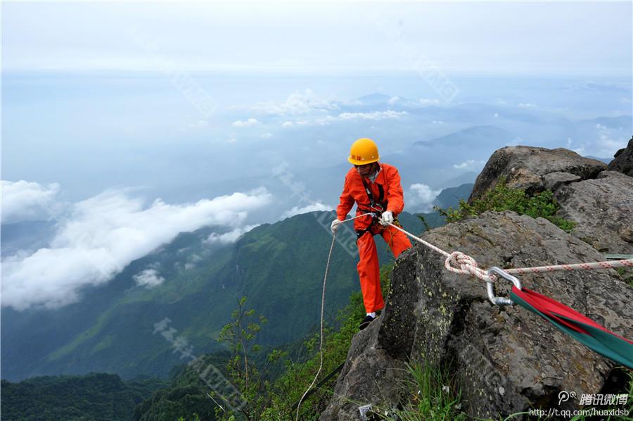 10月5日，峨眉山景区清洁工彭文才下到岩壁清理游客丢弃的垃圾。