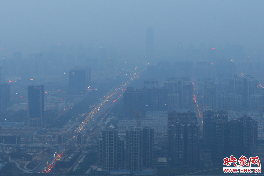 18：07郑州被雾霾包裹着，不远处的建筑隐约可见。
