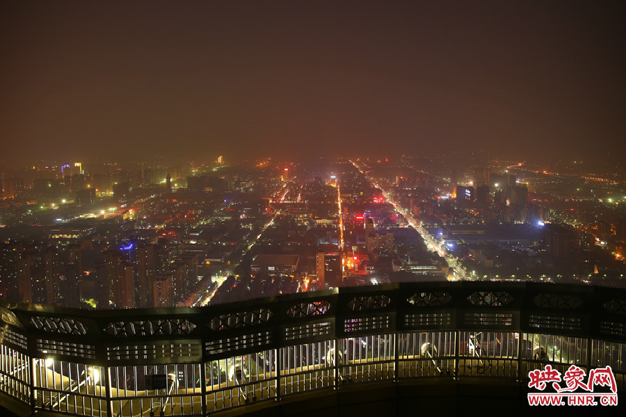 18：40郑州沉浸在一片雾霾中，都市的灯光雾蒙蒙的，夜空看不到月亮的踪迹。