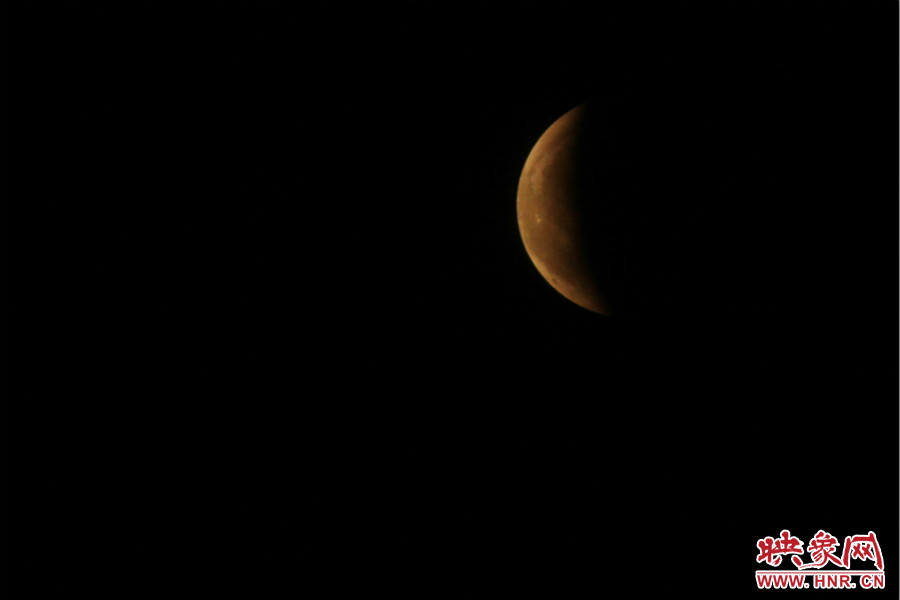 19：47夜风吹散了雾霾，月亮渐露芳容。