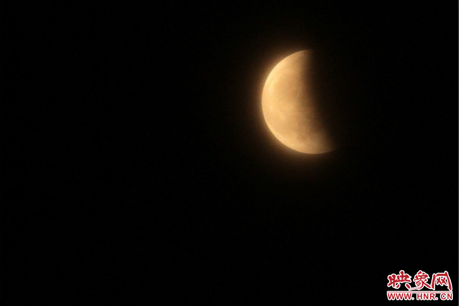 20：06月亮还泛着淡淡的红色。