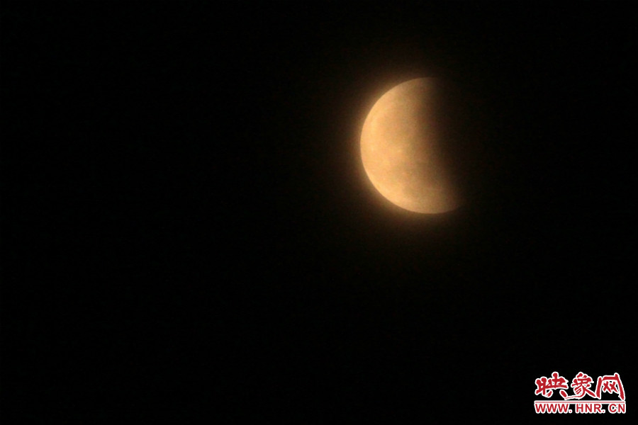 20：11夜空依然能见度很低，月亮看起来总是雾蒙蒙的。