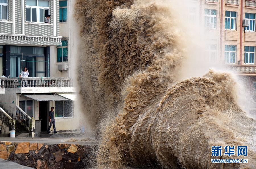 10月12日，浙江省温岭市石塘镇海域出现大浪。