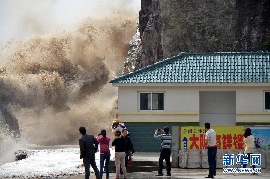 10月12日，浙江省温岭市石塘镇海域出现大浪。