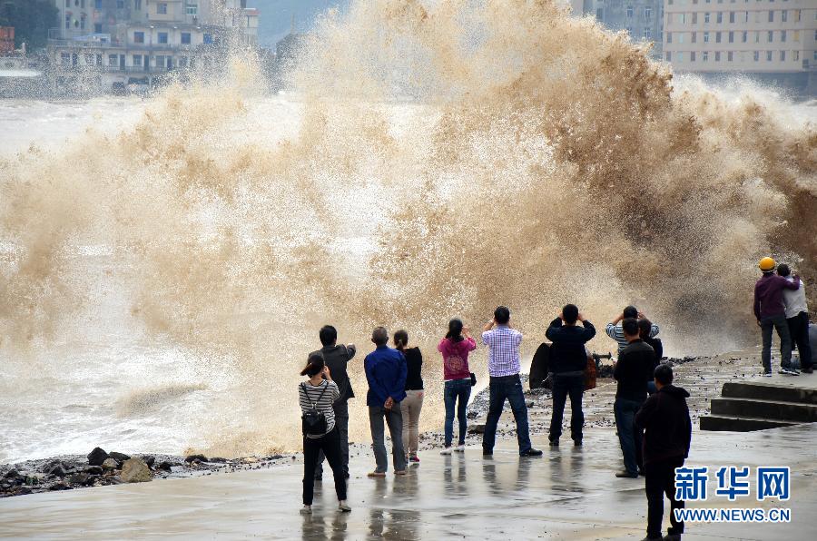 10月12日，人们在浙江省温岭市石塘镇观看大浪。