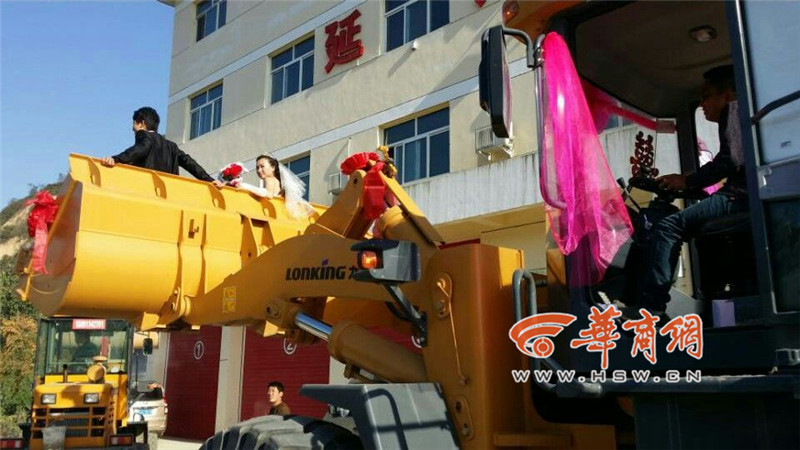 陕西小伙开8台装载机接新娘。