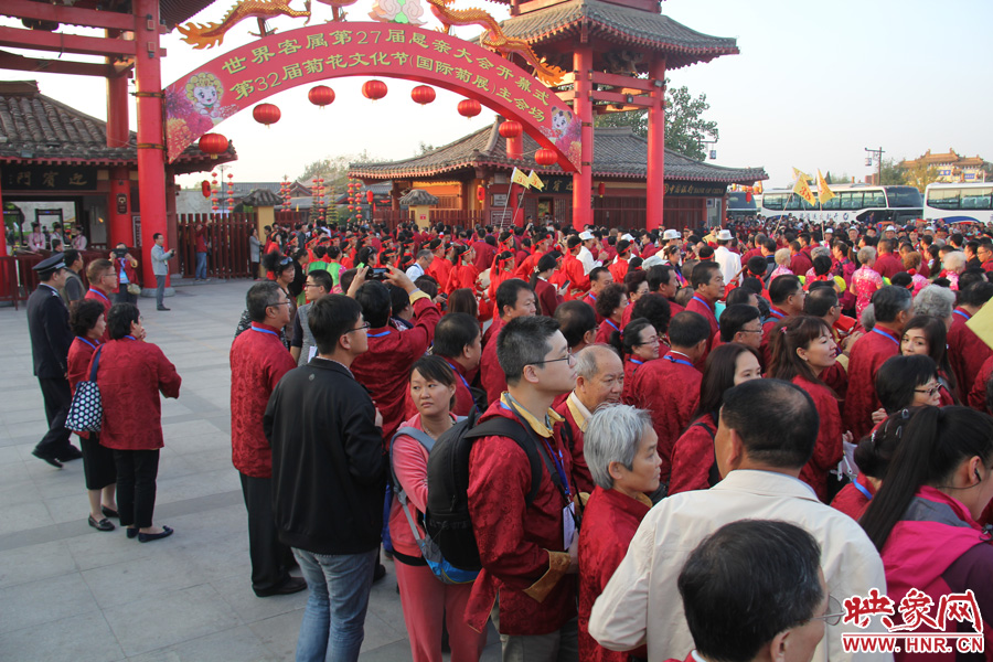 客家人涌进清明上河园。 客家人涌进清明上河园。